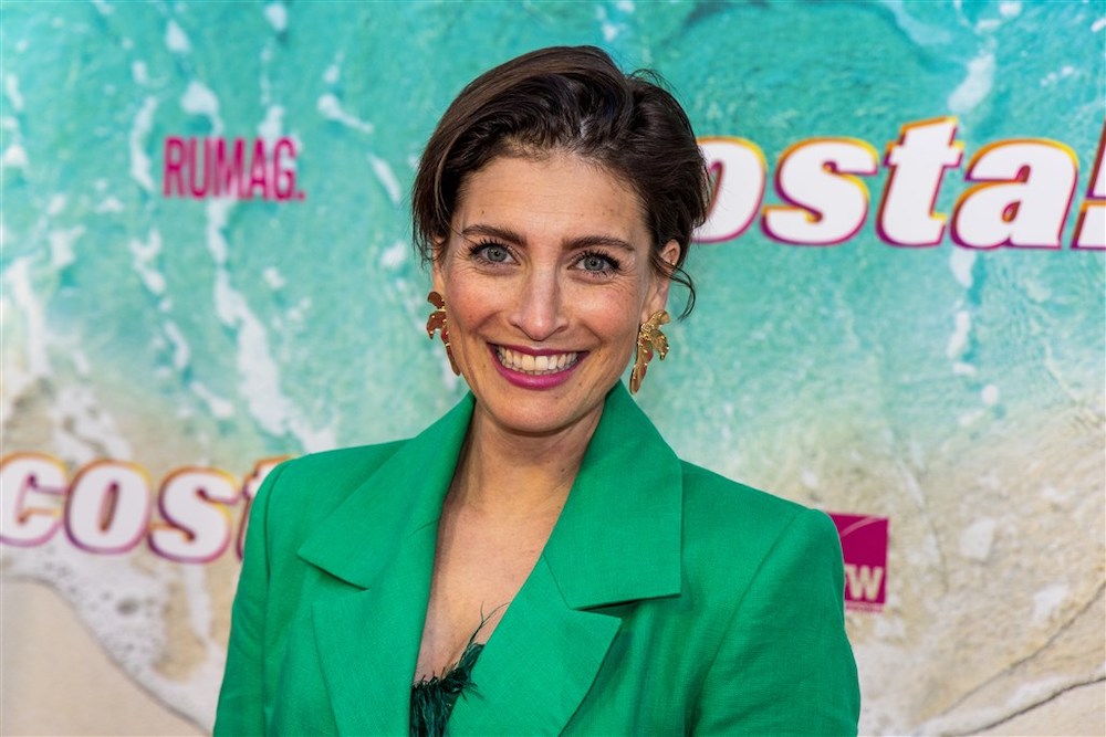 Vivienne van den Assem showt trots haar groeiende babybuik